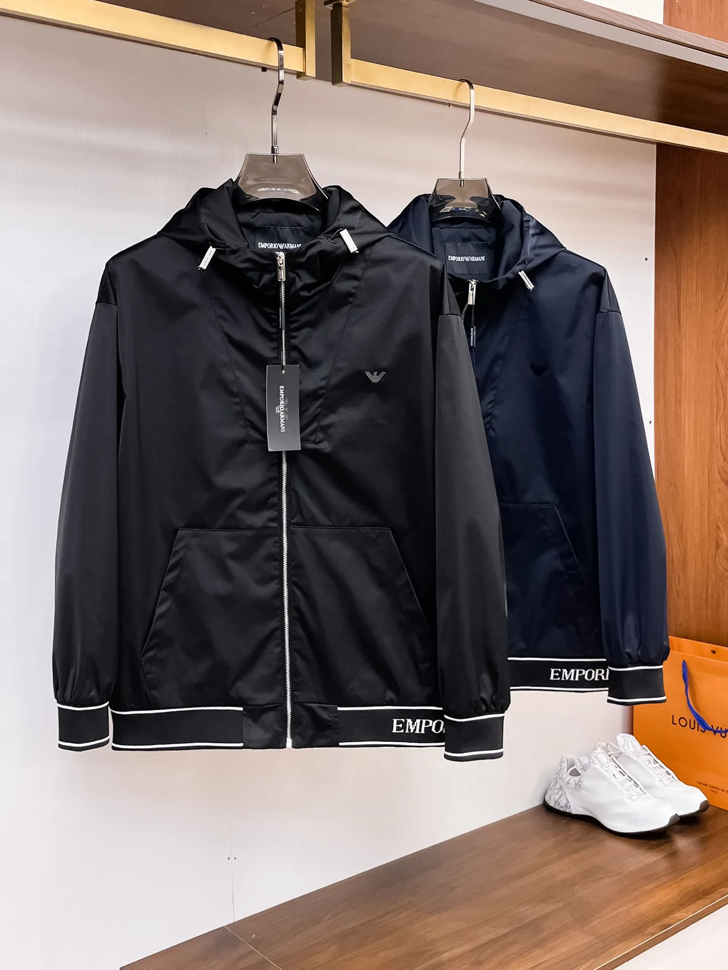 Armani official website Same Style, complete with three labels, on sale in advance. 2026 Autumn and Winter New Arrival men's jacket, Original with complete three labels, Premium version. Custom-made fabrics at the counter. Breathable, high comfort, impeccable details, brand element design concept, reflecting high quality. It feels delicate and soft, presents a casual cut, and has a great upper body shape. Sizes: M～3XL,